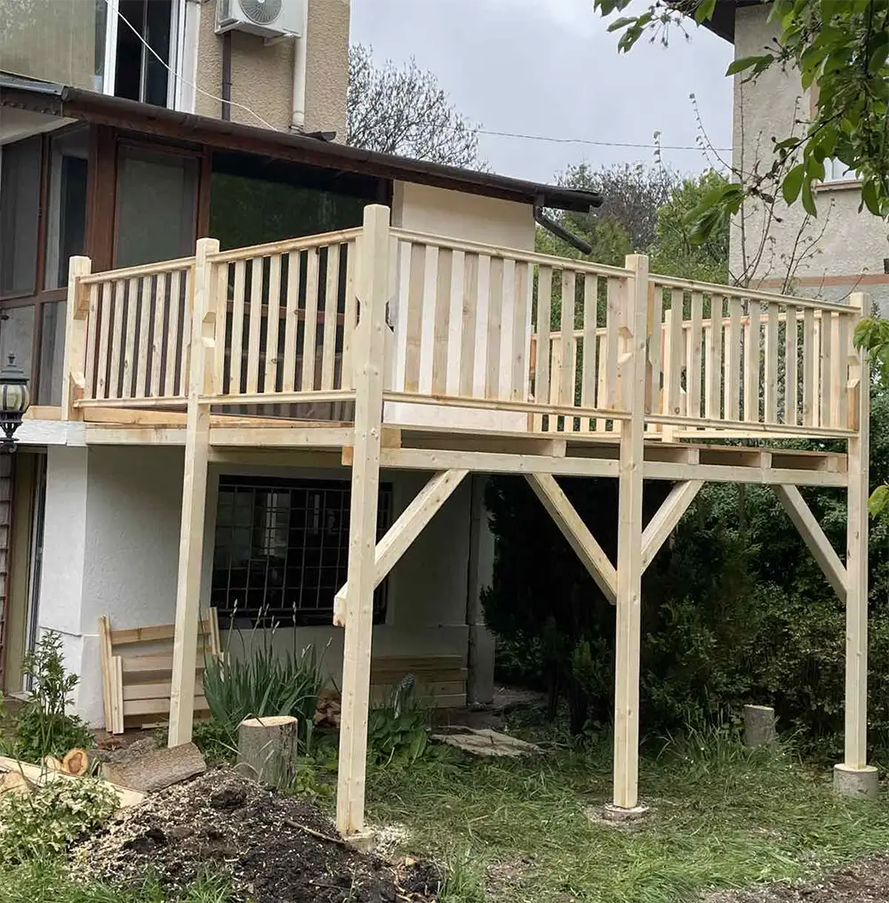 Изработка на Декинг и тераса с дървени стълбове