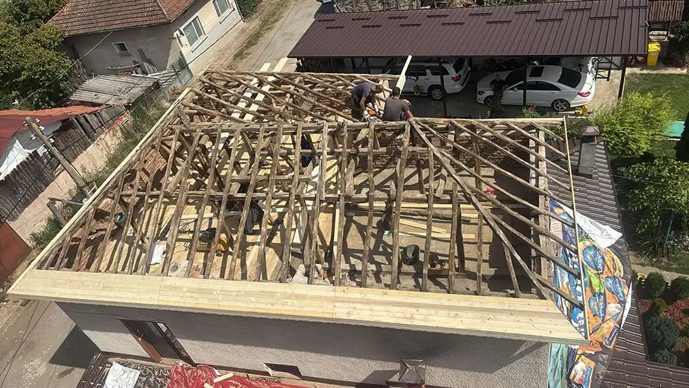 Ремонт на покрив сваляне на старите керемиди