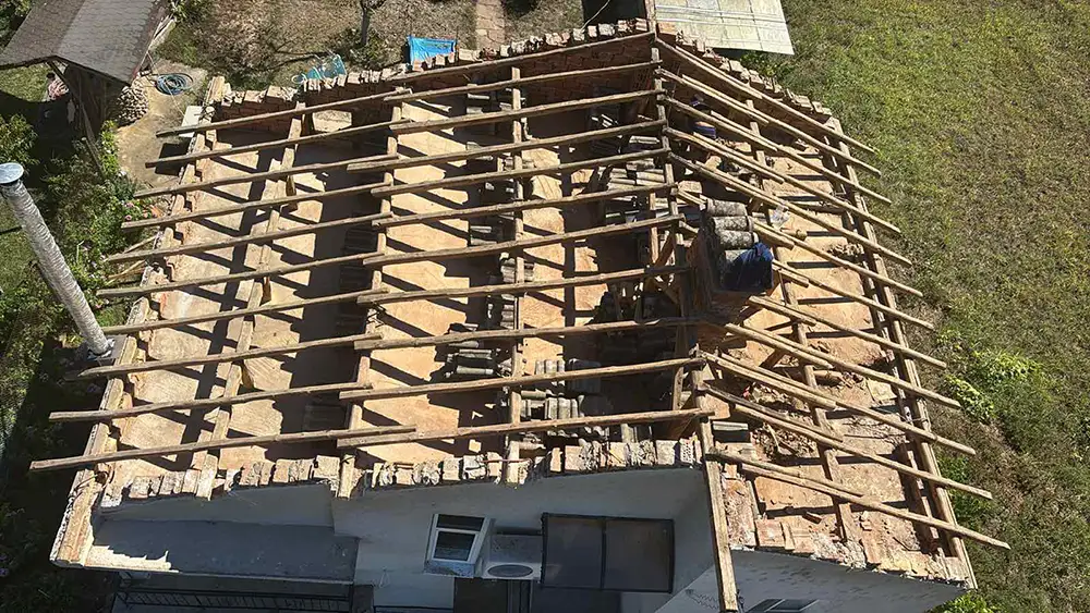 Ремонт на покрив сваляне на керемиди и обновяване на носещите греди