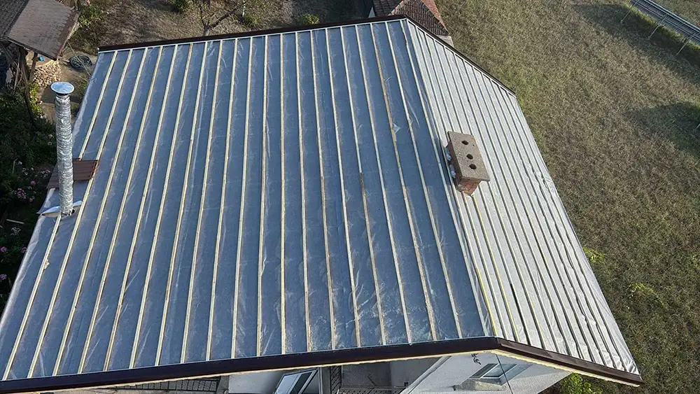 Ремонт на покрив полагане на изолация, мембрана и летви